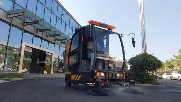 橙犀驾驶式扫地机可以提升企业清洁形象