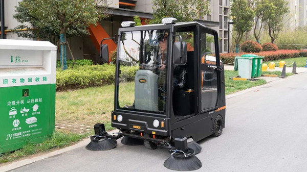 街道可以使用电动扫地机来清洁地面嘛？