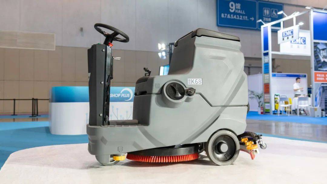 K68驾驶式洗地机的使用流程